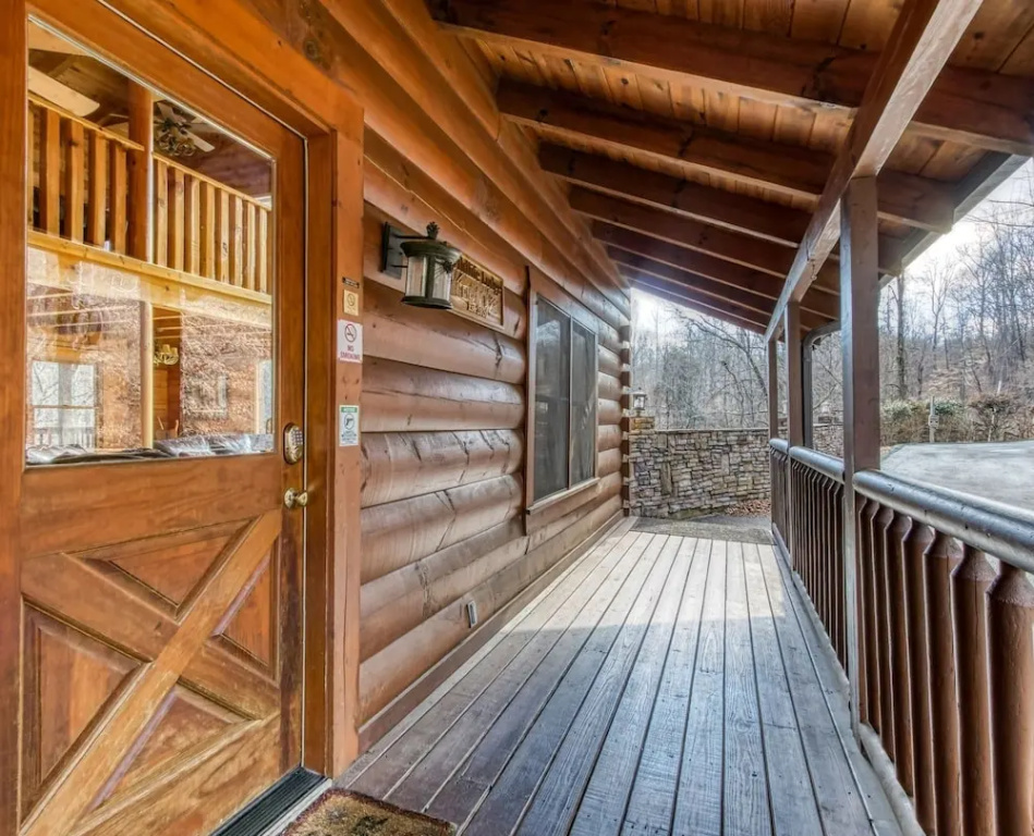 The Wildlife Lodge - Great Location! Close To Tanger Outlets! 5 Bedroom Cabin by RedAwning