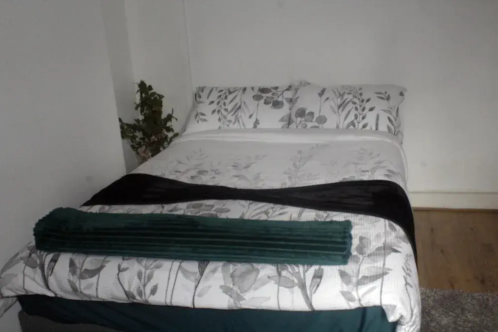 Spacious 4-bed House - Sleeps 5, Garden & Parking — фото