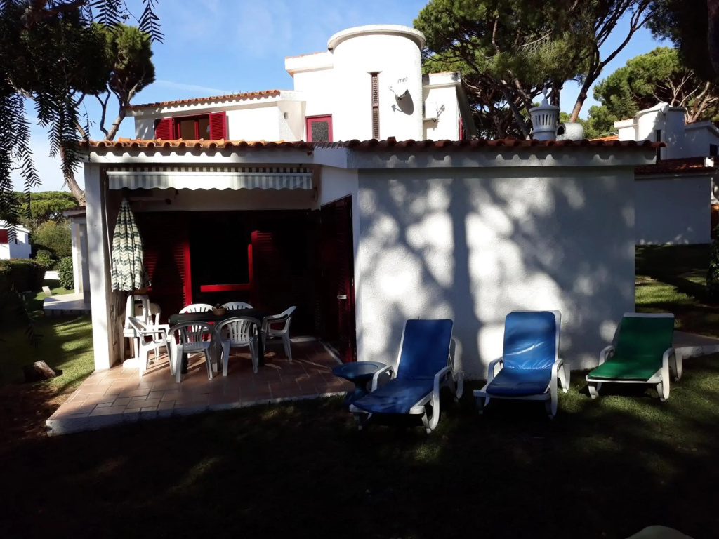 House with beautiful garden and swimming pool
