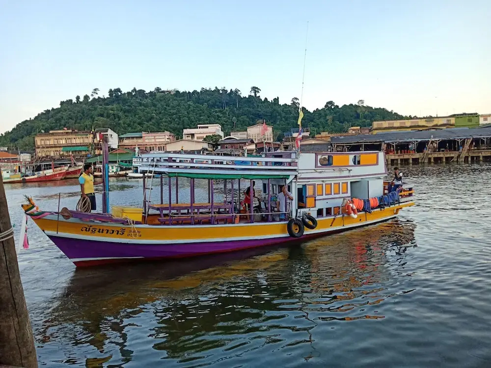 Rub Lom Chom Klong by Fisherman Village