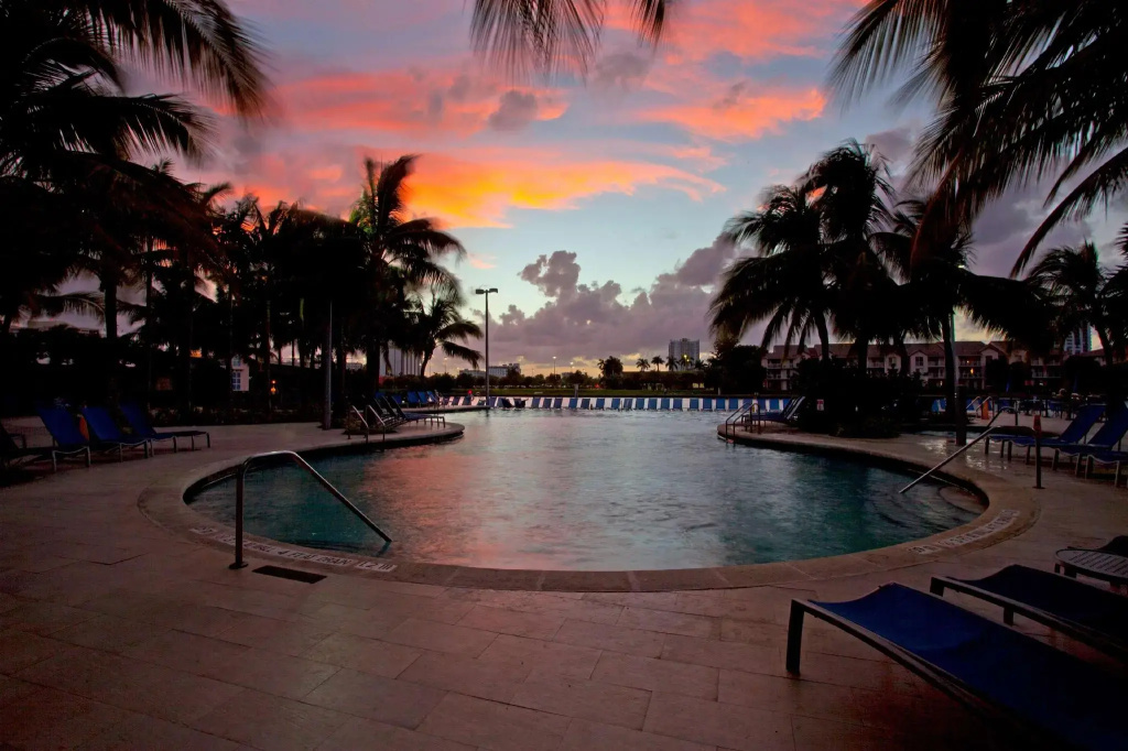 Doubletree Resort by Hilton Hollywood Beach - 4