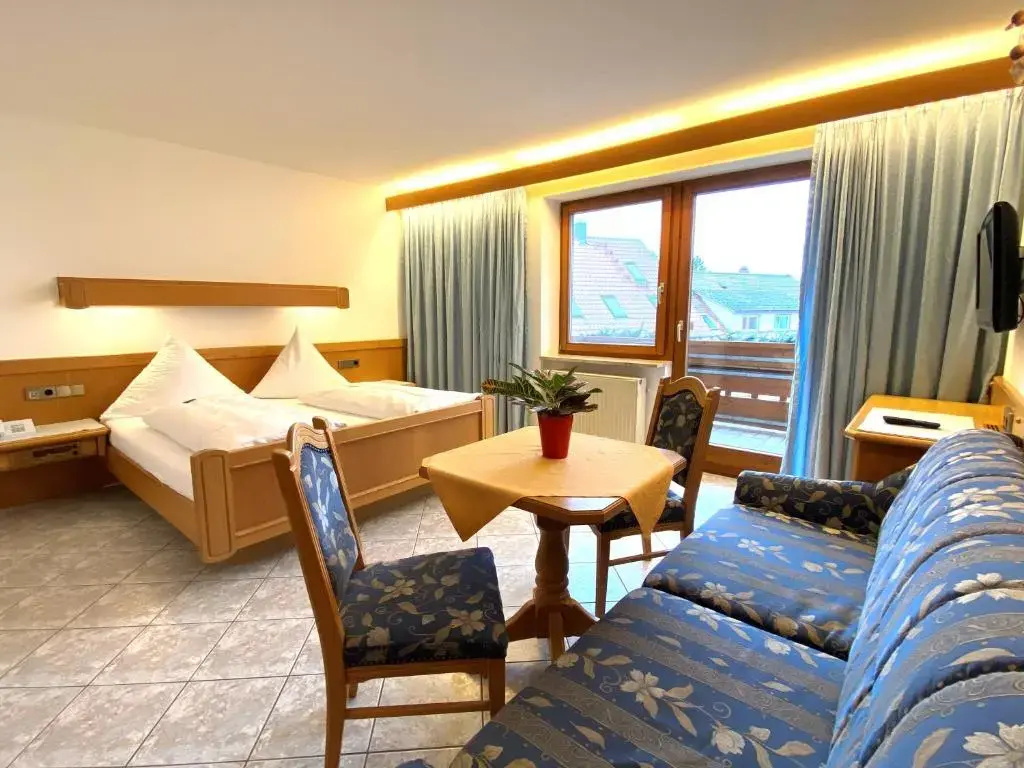 Standard Double room with lake view (full double bed)