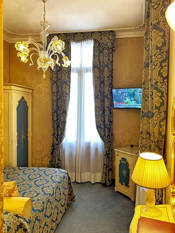 Classic room with balcony and with canal view