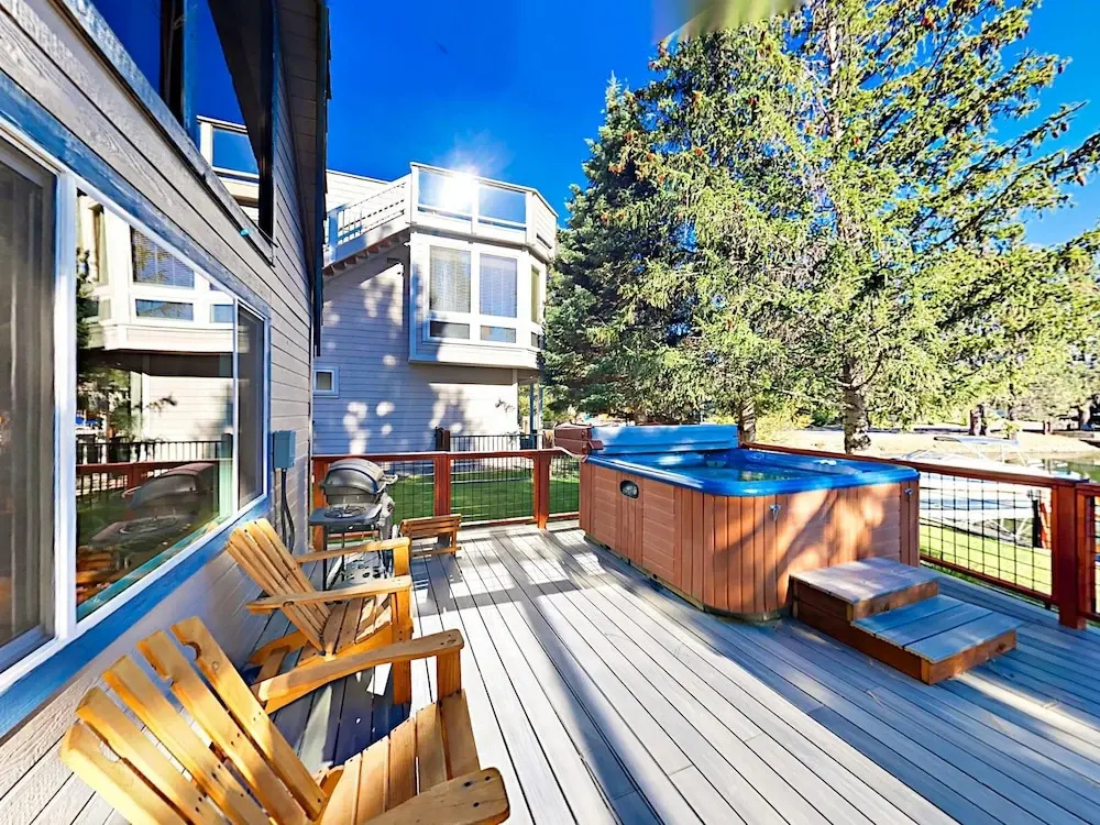 3BR Lake House Private Hot Tub and Dock by RedAwning
