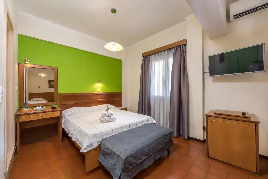 Double room with city view (full double bed)