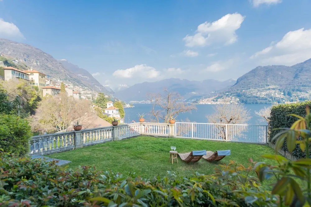 On the Lake - Private Garden Parking