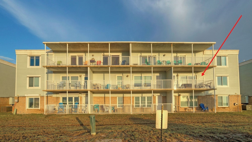 Sleeps 18 2 Beachfront Condos, Pool, Pickleball Courts Island Retreat