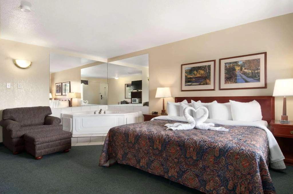 Double Suite (full double bed)