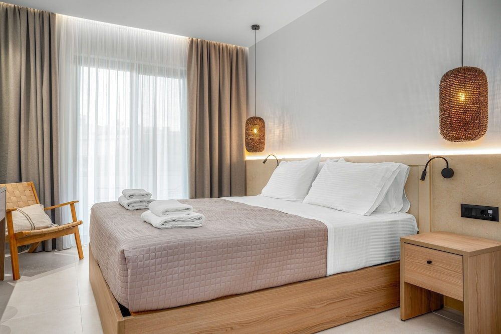 Deluxe Double room with balcony and with city view (full double bed)