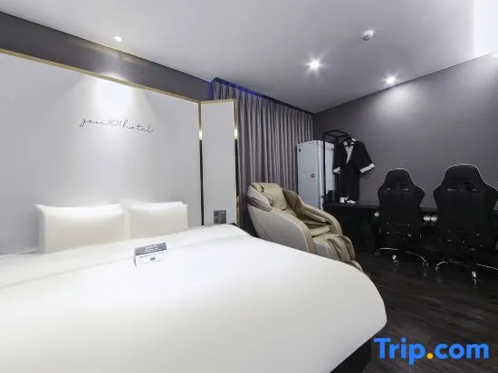 Double Suite (full double bed)