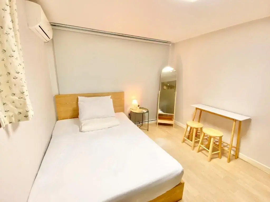 Deluxe Double room (full double bed)