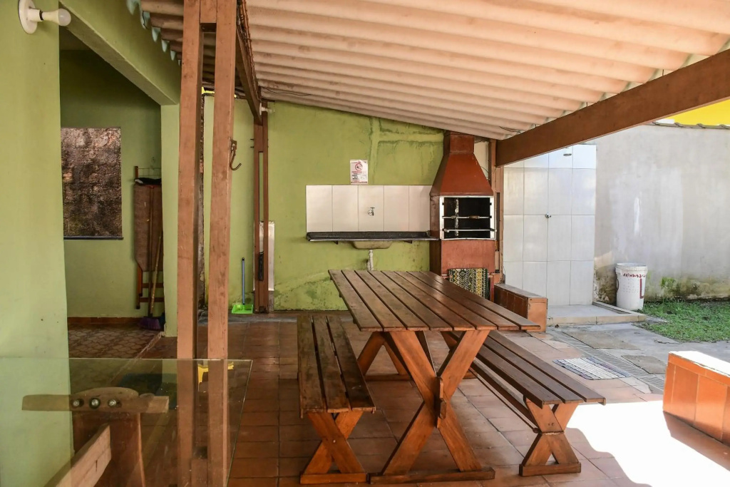 Aconchegante Casa em Ubatuba com MESA DE BILHAR para Temporada com 3 quartos, sendo 1 suíte com ar condicionado.