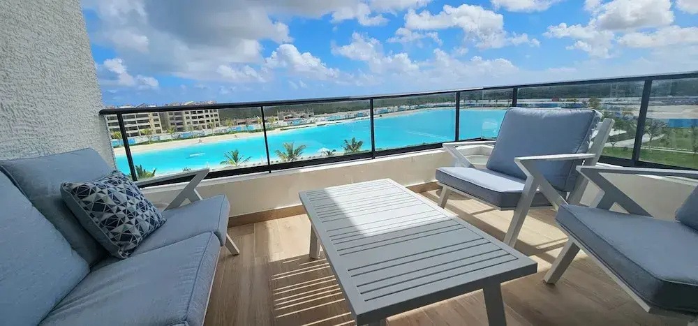 The Beach Spacious 2 Bedroom 2 Bath Apartment on top Floor With Stunning Views