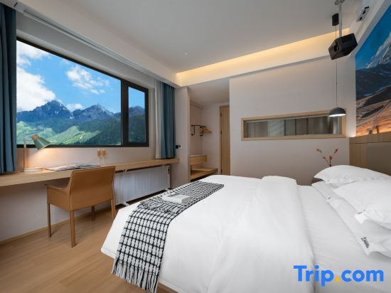 Standard Double room with mountain view (full double bed)