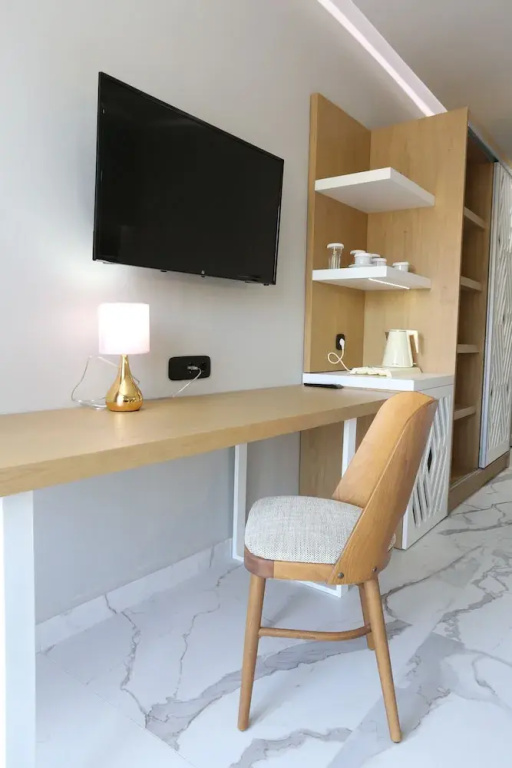 Deluxe Double room with pool view (full double bed)