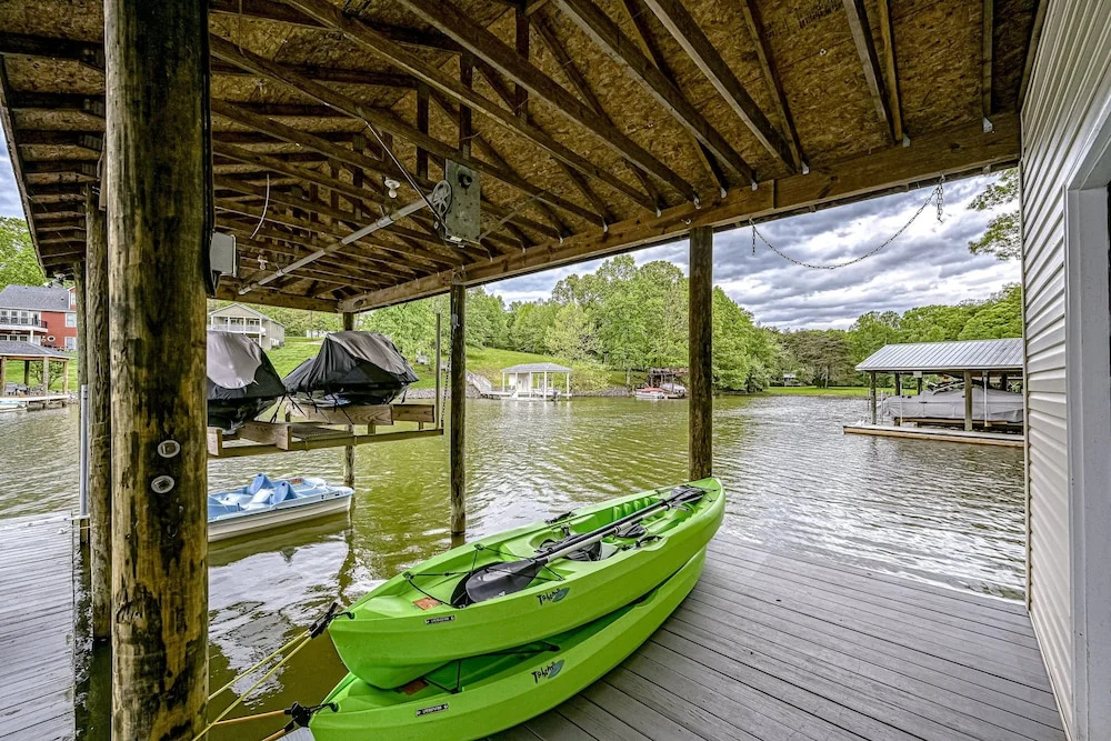 Lake Lover's Delight - Lakefront Home With Private Dock & Pool Table - Dogs OK
