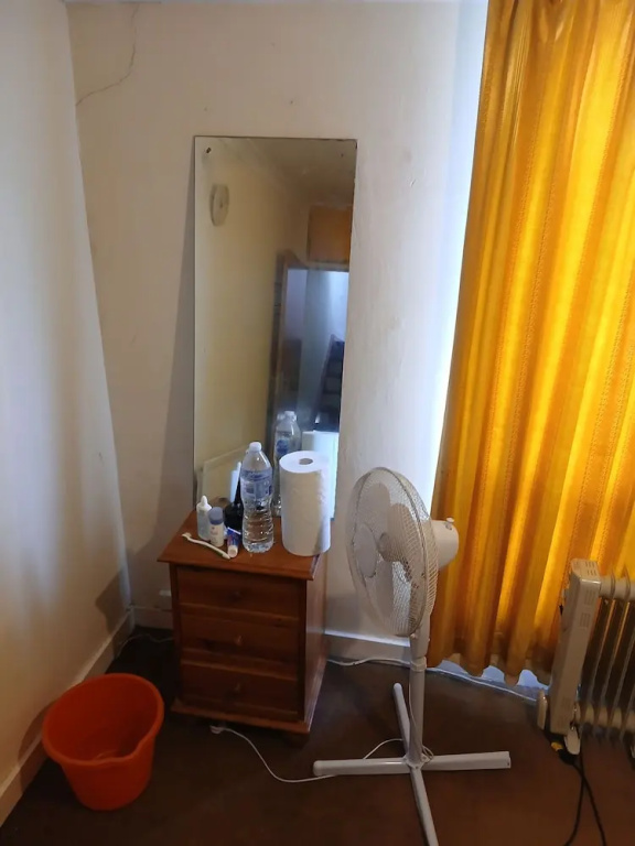 Room-room in a Family House