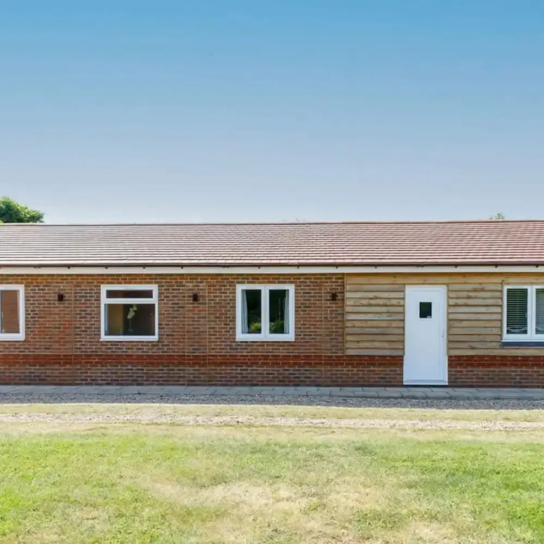 Countryside Bungalow for 4 Close to Beaches
