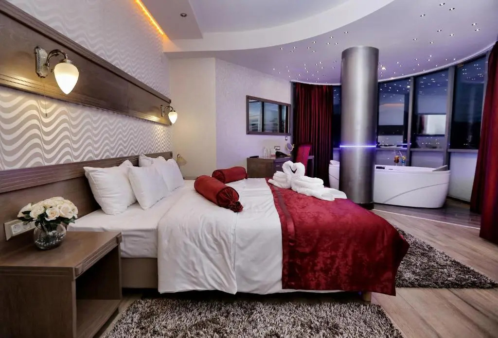 豪華雙人房，設有陽台及湖景，配有雙人床。