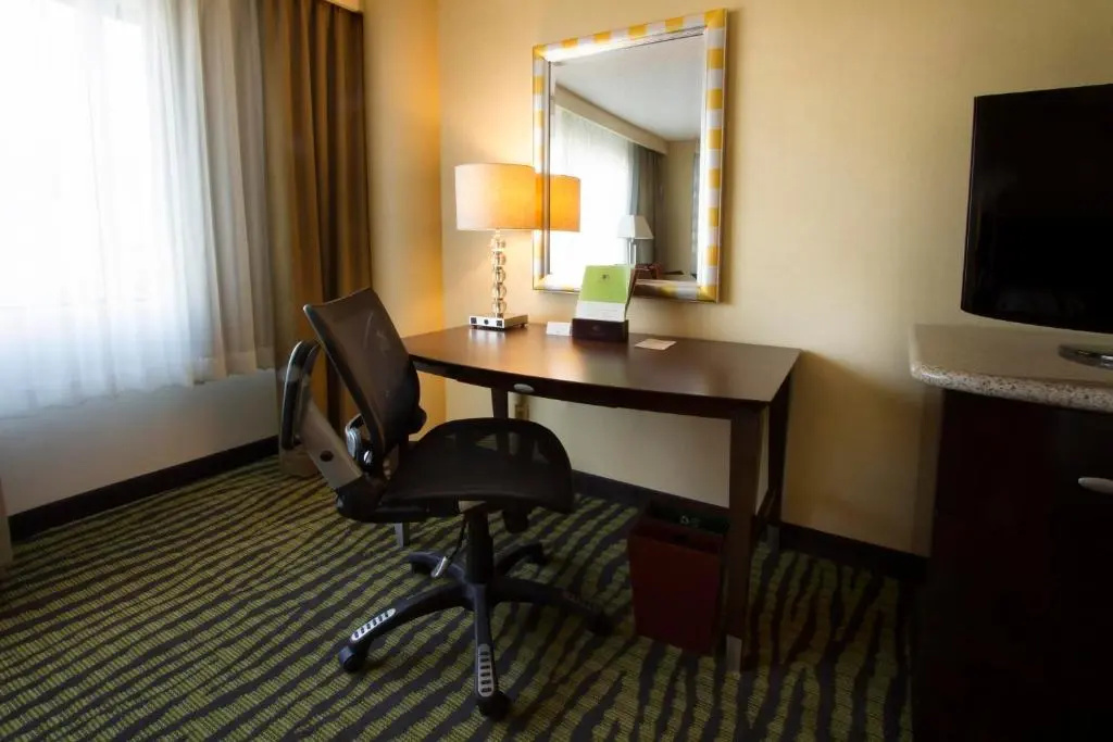 Lakeside Orange County Airport Hotel - Chambres