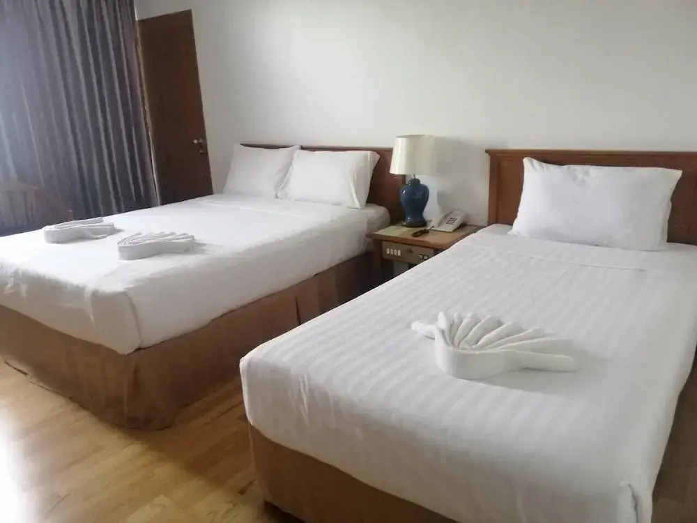 Трёхместный номер Standard в Diamond Plaza Hotel Suratthani