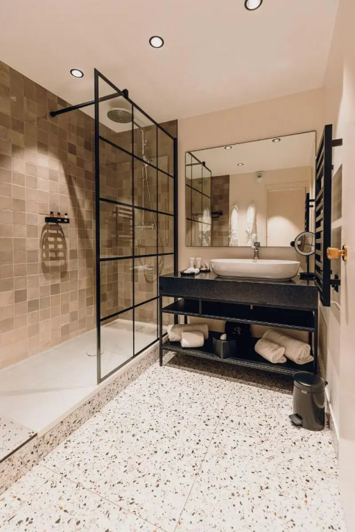 Deluxe Double room (full double bed)