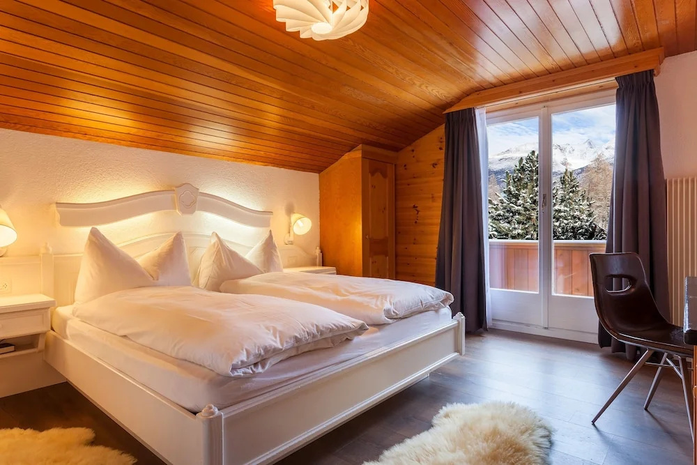 2 Bedrooms Standard Family room with balcony