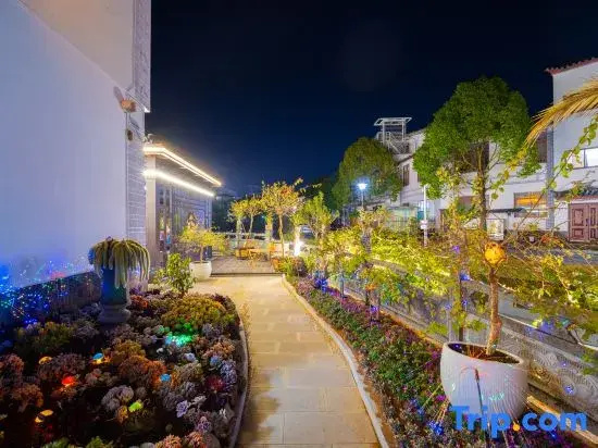 Xian Cottage | Flower Admiring Lakeside Villa Courtyard Homestay (Tengyue Ancient Town Branch)