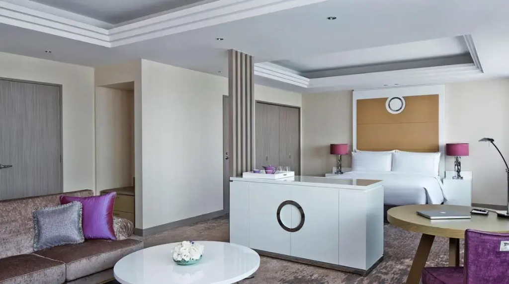 Double Junior Suite with skyline view (full double bed)