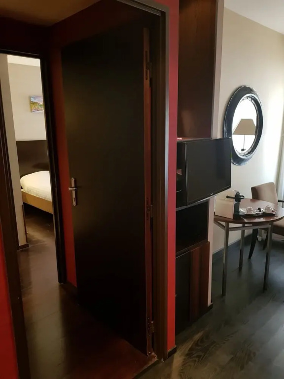 套房，標準四人房，帶有庭院景觀的雙床