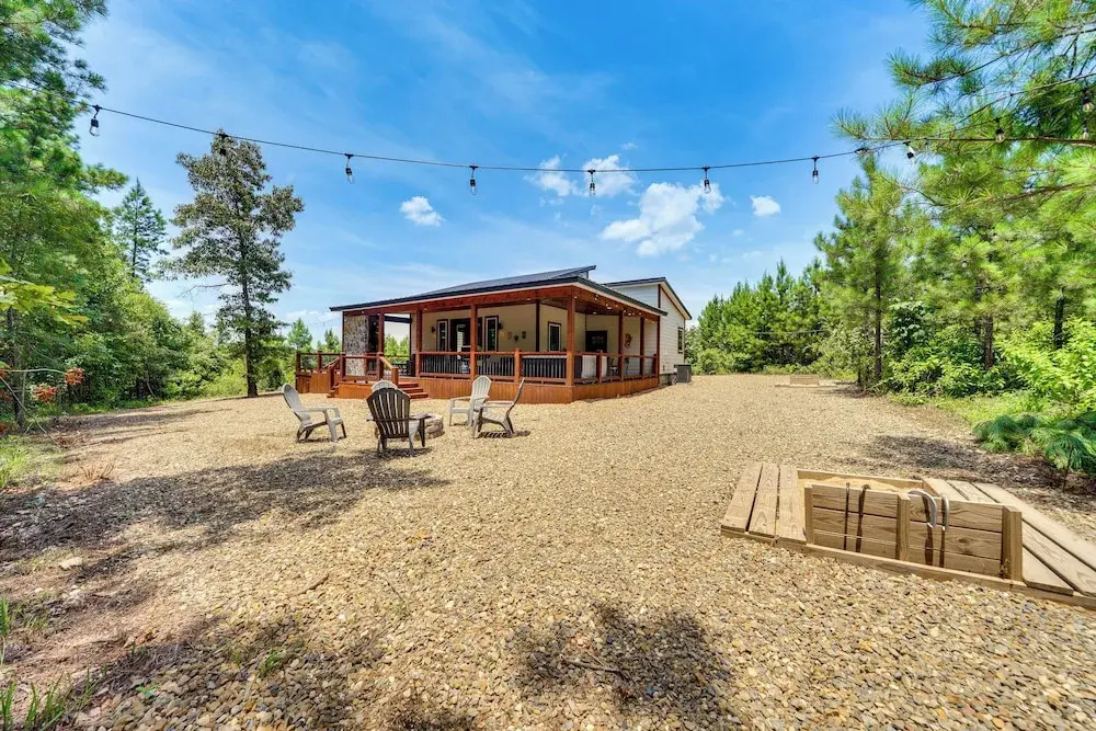 Luxe Broken Bow Home w/ Hot Tub & Fire Pit!