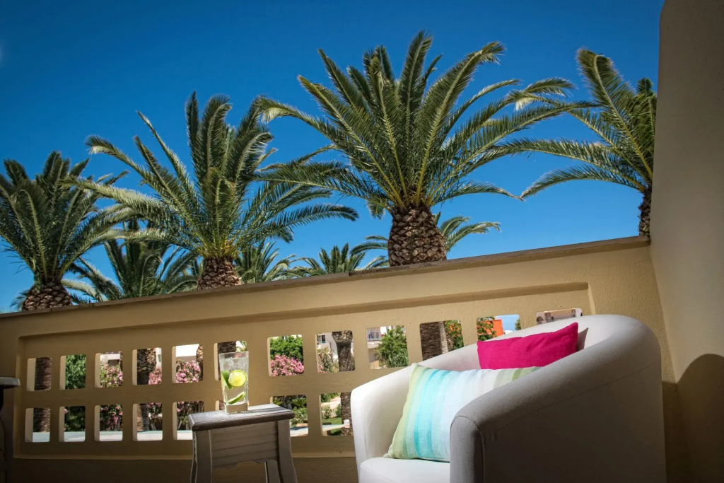 Junior Suite with pool view