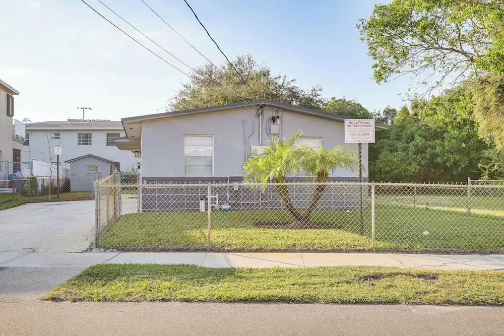 3 Mi to Port Everglades: Modern Getaway w/ Yard