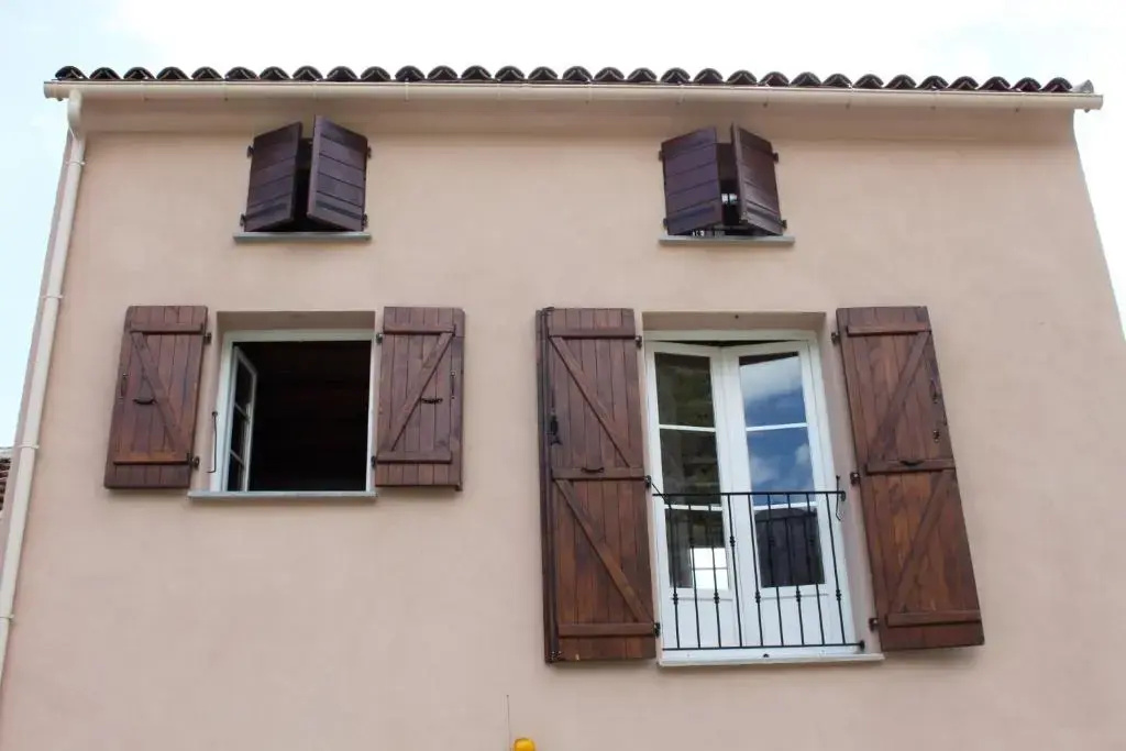 A MANDRIA, appartements avec cuisine 30m2, patio, vue Montagnes et citadelle, 5 minutes à pied du centre ville et des rivières