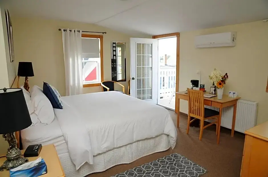 Standard Double room with ocean view (full double bed)