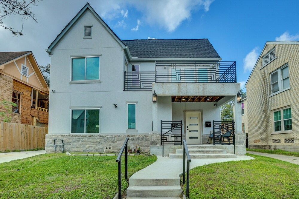 Sleek & Central! Houston Stay Near Med Center
