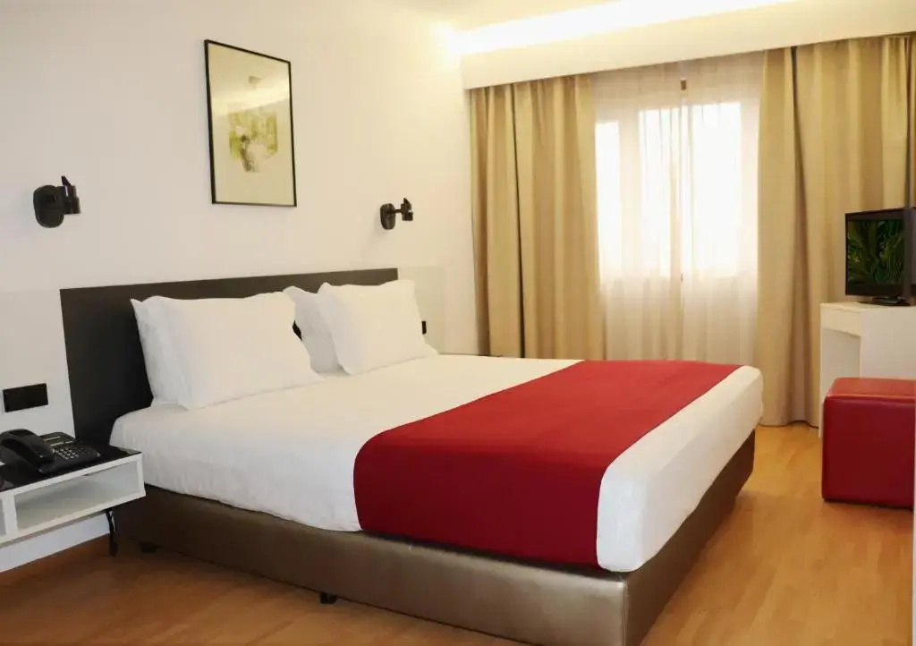 Urban Hotel Amadeos - Chambres