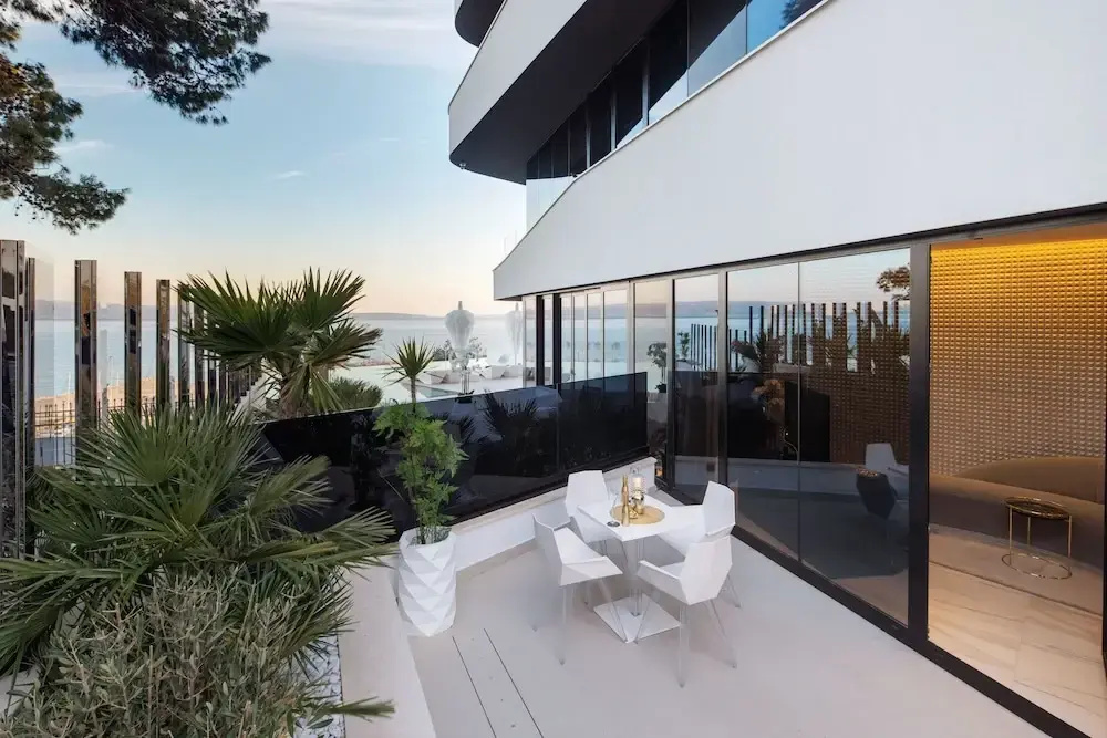 Executive Double Suite with partial sea view (full double bed)