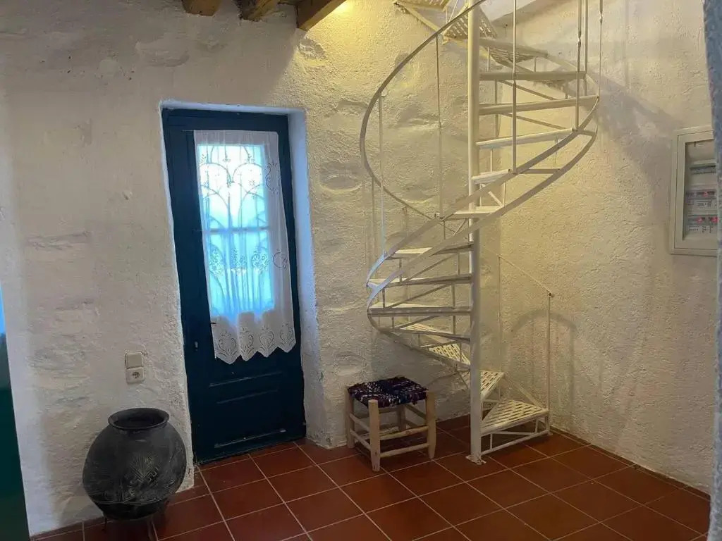 Charming two Bedroom Fisherman's House on Kea - фото 9