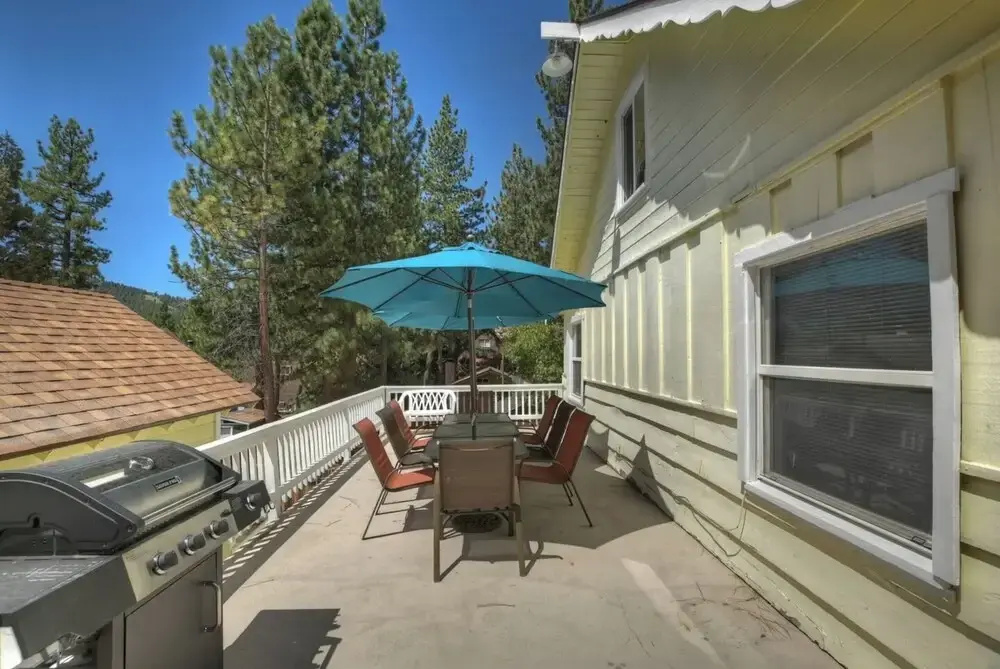Sunshine Cabin Cozy 2-Story Getaway