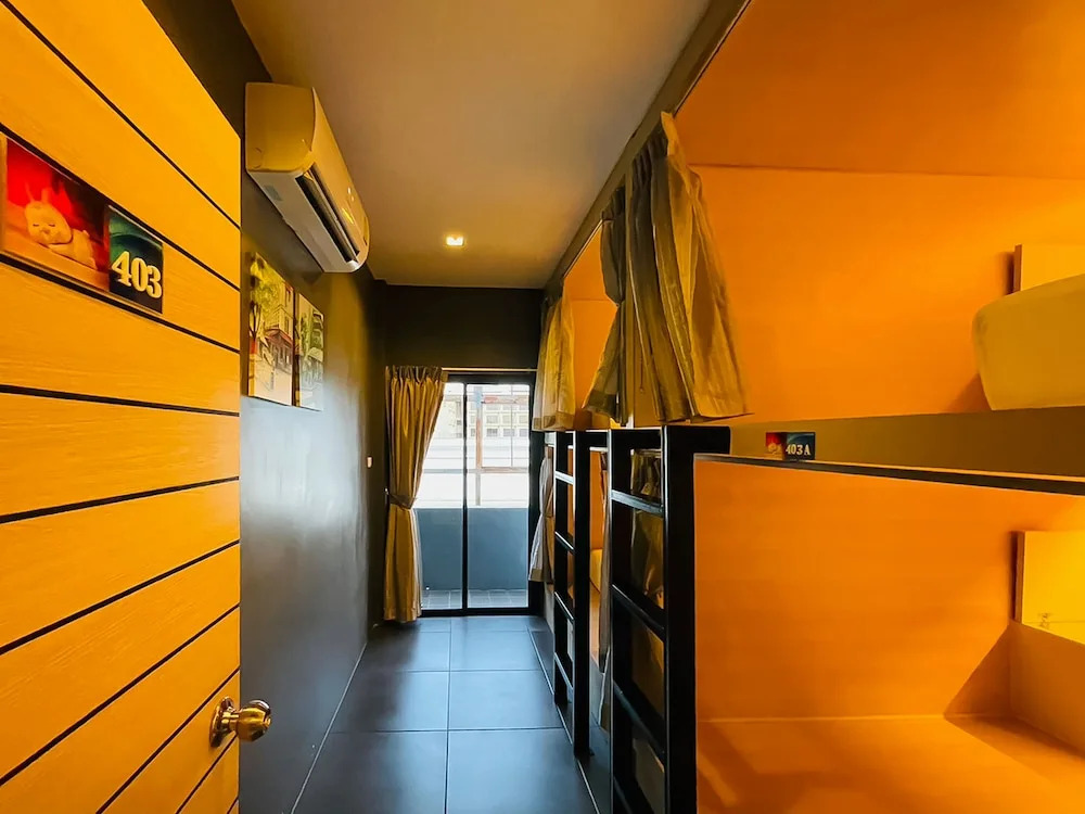 Кровать в общем номере в Rabbitel Phuket