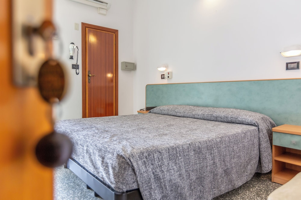 Classic Double room with balcony and with sea view (full double bed)