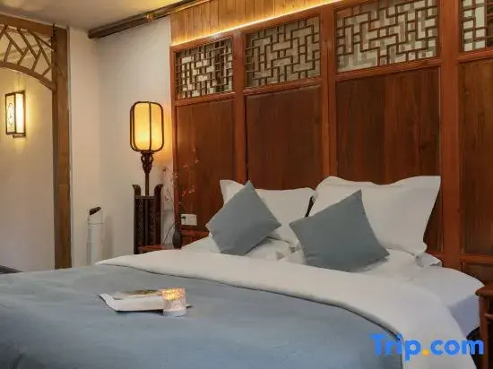 Suite with courtyard view