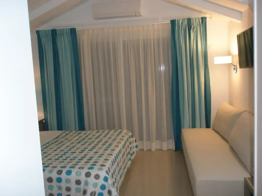 Deluxe Double room with sea view (full double bed)