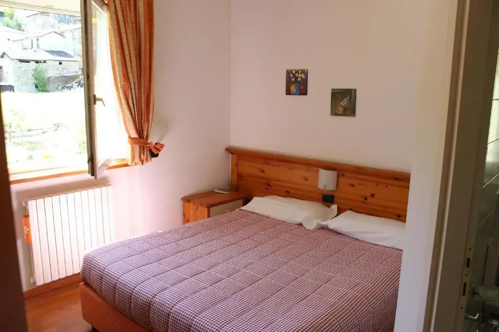 Double room (full double bed)
