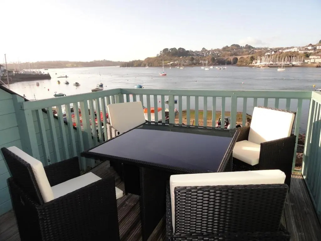 4 bed spacious modern townhouse with spectacular views over the river tamar