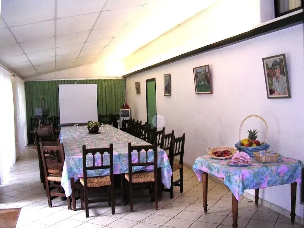 Hôtel-Restaurant La Crèche et sa piscine intérieure - Logis Hôtels - Général
