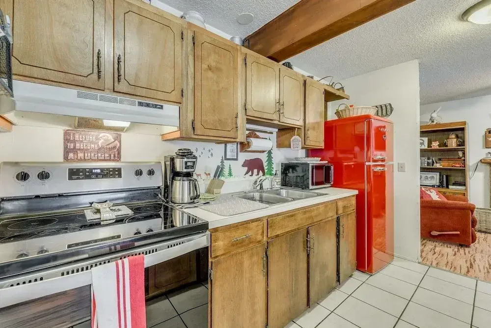 Eagle's Nest - Hot Tub, Deck & Prime Location 2 Bedroom Cabin - фото 19