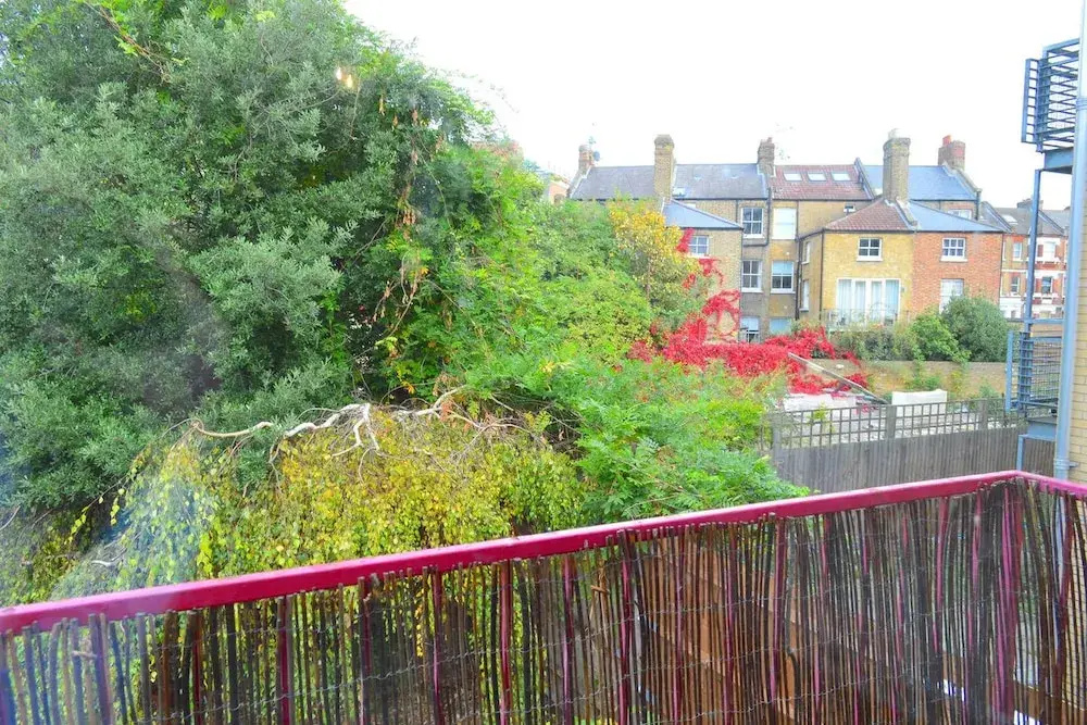 Spacious 1 Bedroom Flat Minutes From Oval
