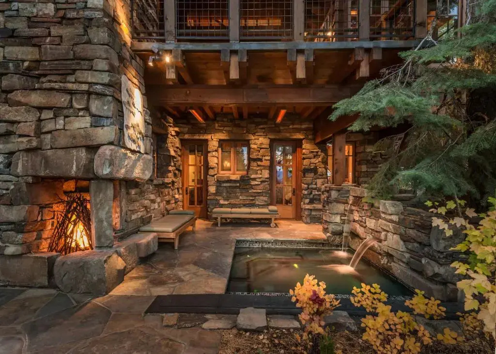 Stunning Big Springs Residence with Private Hot Tub! - Gray Wolf Northstar